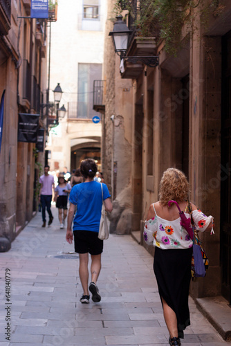 Tourists strolling through Barcelona's gothic quarter © Anthony Sensa Por