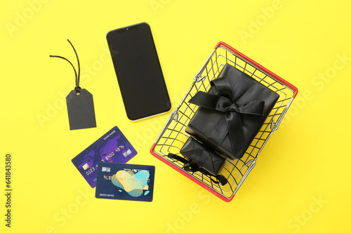 Shopping basket with gift b...