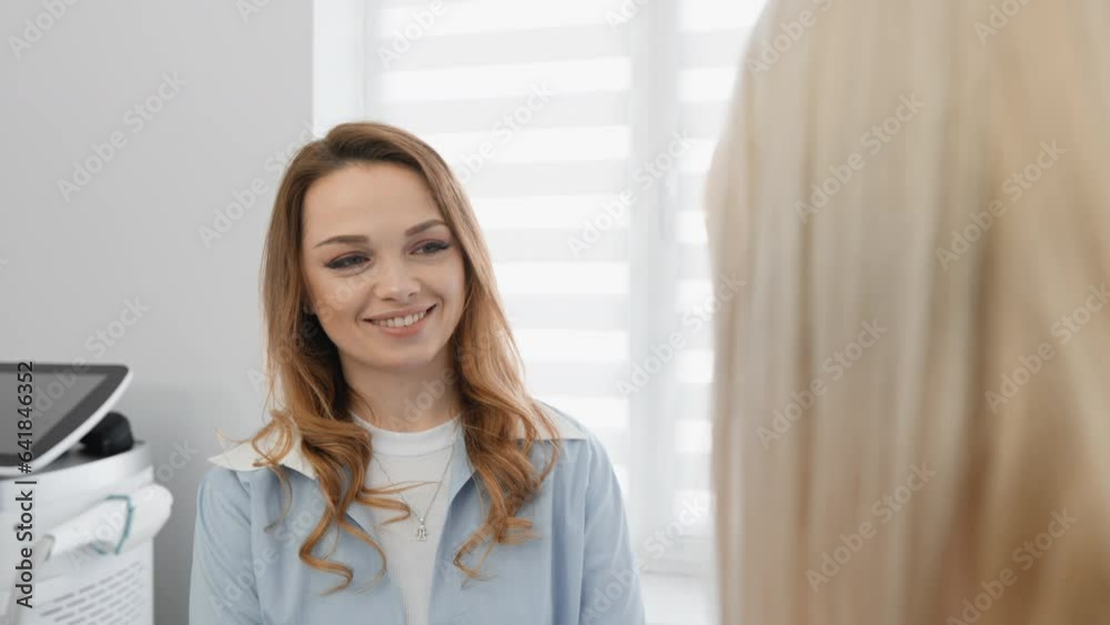 Discussion of care methods: A beautician and a female client have an in-depth conversation in a beauty salon about skin care and youth promotion. Discussion of care methods: A beautician and a female client have an in-depth conversation in a beauty salon about skin care and youth promotion.