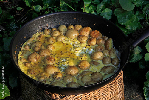 фотографія Egg omelet with small rosemary organic potatoes