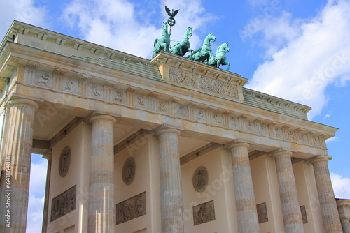 Brama Brandenburska w Berlinie (Niemcy) wybudowana w latach 1788 - 1791 w stylu klasycystycznym.