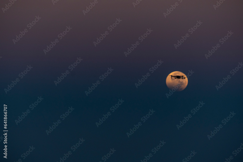 retrato luna en medio del cielo en el universo galaxia hermoso paisaje luna con nubes al amanecer al anochecer atardecer en el mundo exterior retrato luna en medio del cielo en el universo galaxia hermoso paisaje luna con nubes al amanecer al anochecer atardecer en el mundo exterior