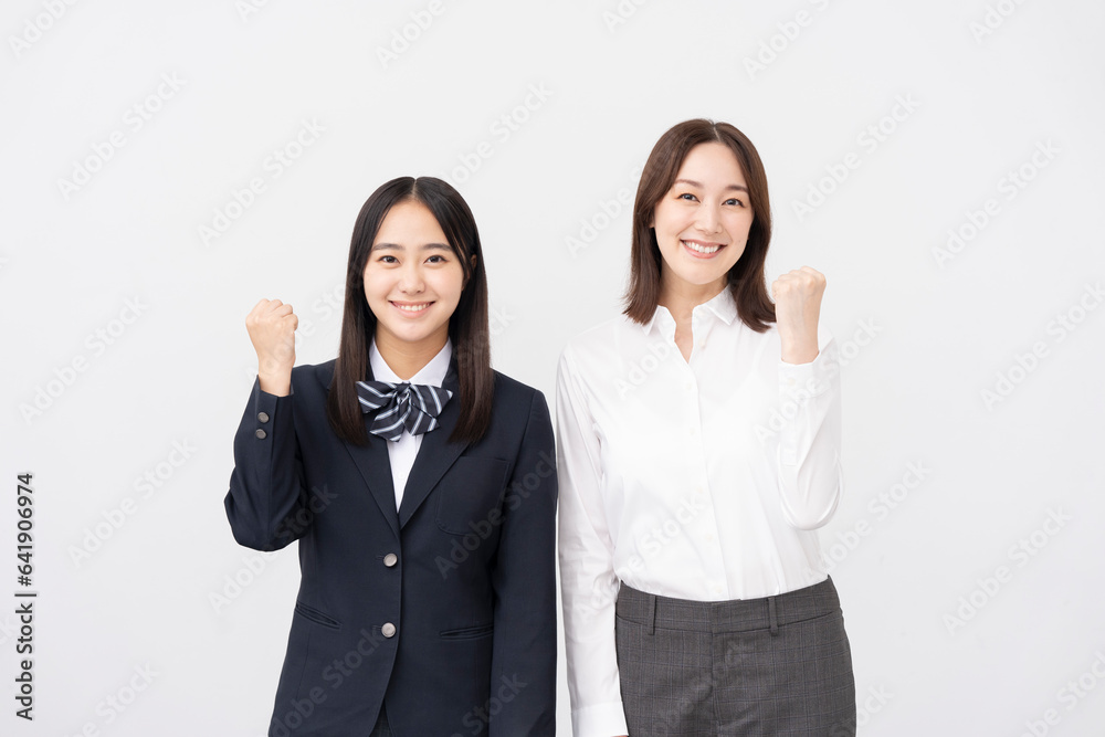 生徒と先生が並んで立っている/白背景 生徒と先生が並んで立っている/白背景