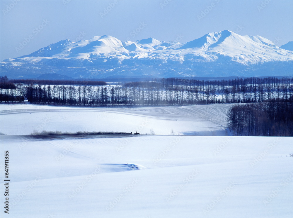 Obraz premium 旭岳と融雪剤散布(美瑛町)