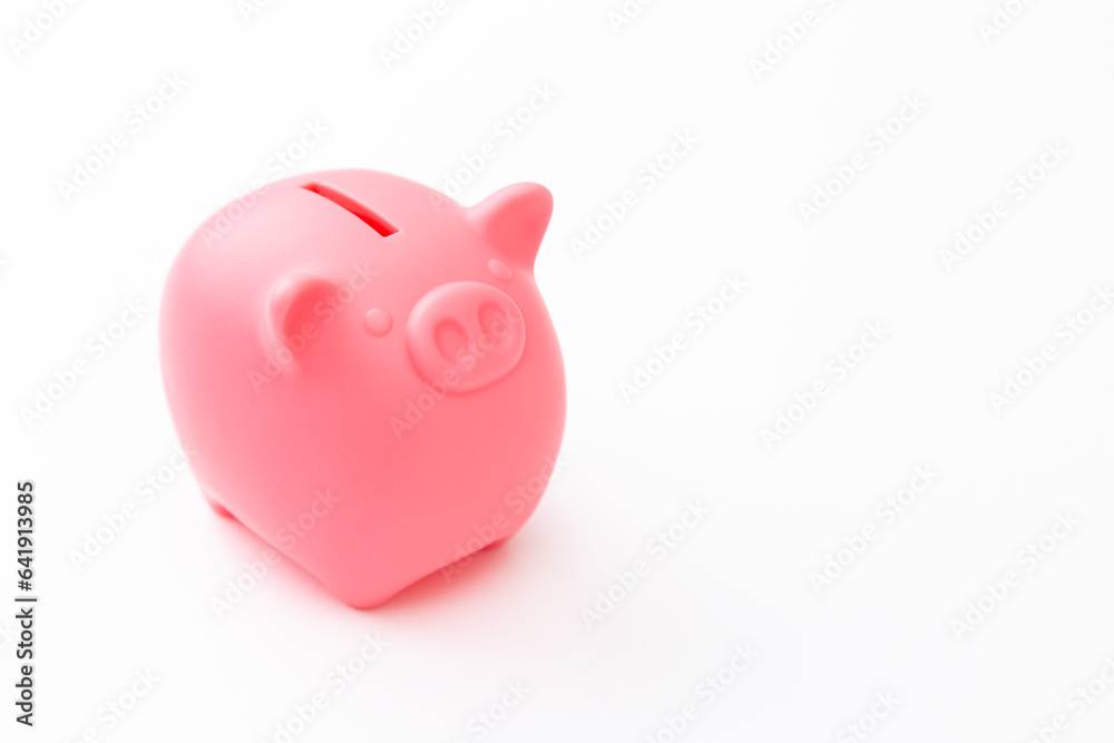 白背景にブタの貯金箱 白背景にブタの貯金箱