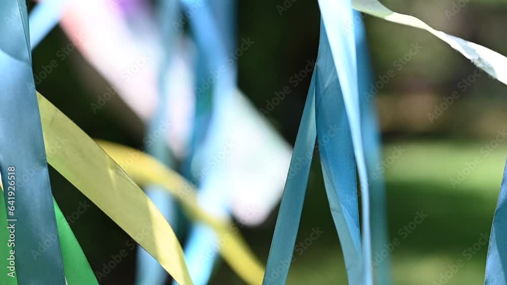 Tiras de tela de colores moviendose con el viento