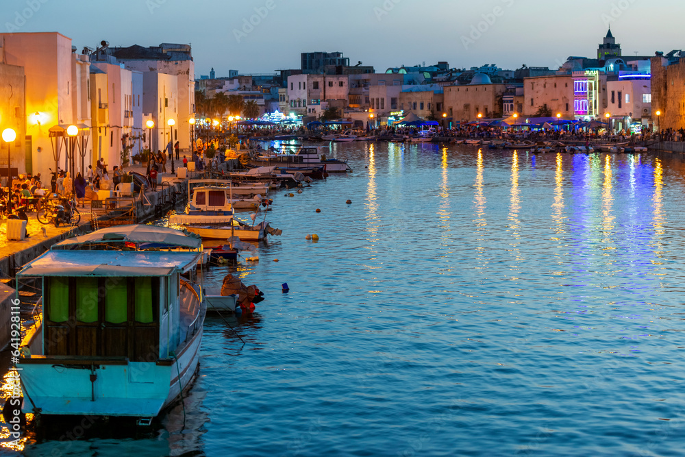 Le port de Bizerte en Tunisie à la nuit tombante
