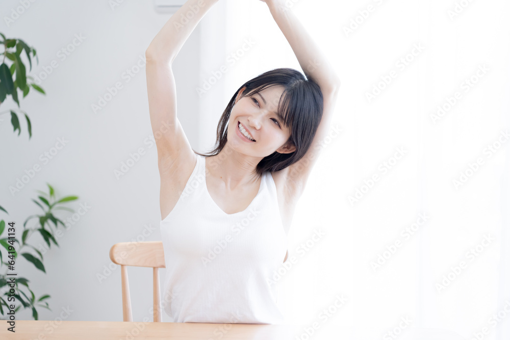 ストレッチをする日本人女性