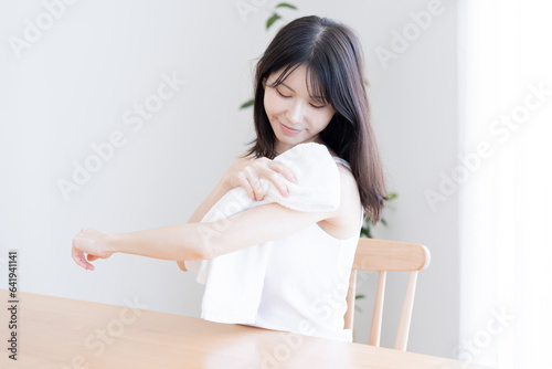 タオルで体を拭く日本人女性