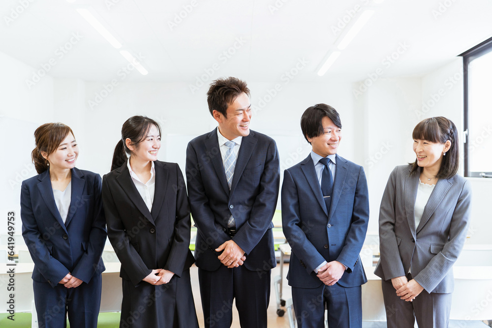 会社・企業に勤める5人のスーツ姿のビジネスマン・ビジネスウーマン
