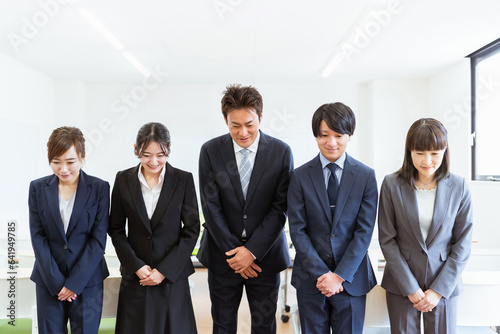 Fototapeta 挨拶する会社・企業に勤める5人のスーツ姿のビジネスマン・ビジネスウーマン（お辞儀・感謝・歓迎）