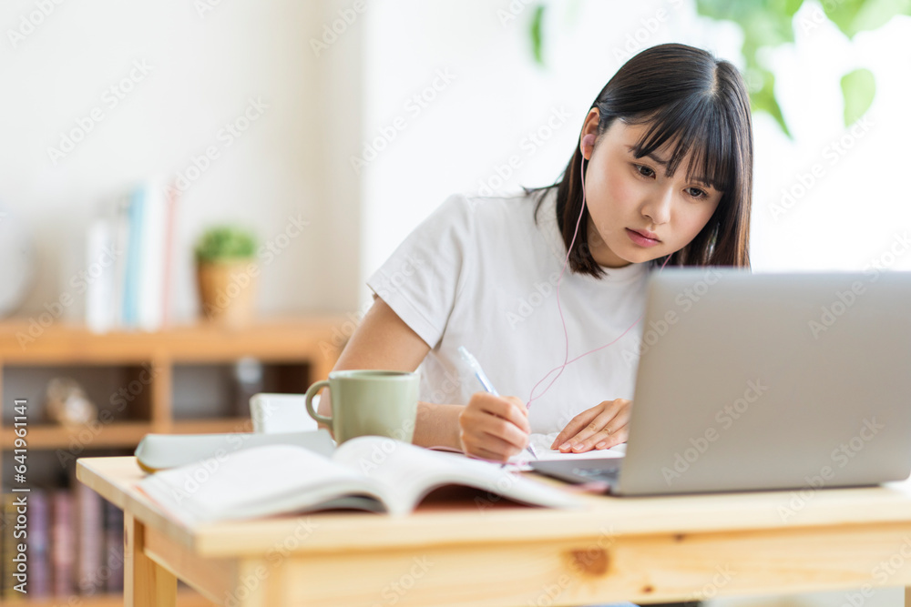 オンライン授業を受ける学生 オンライン授業を受ける学生