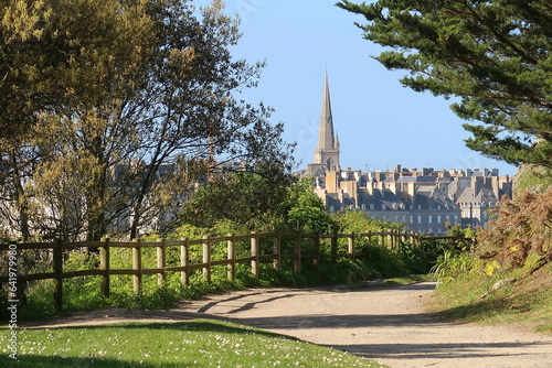 Ville de Saint-Malo en Bretagne, sentier de randonnée de la cité d'Aleth / Alet, avec vue sur le clocher de la cathédrale Saint-Vincent au loin (France)