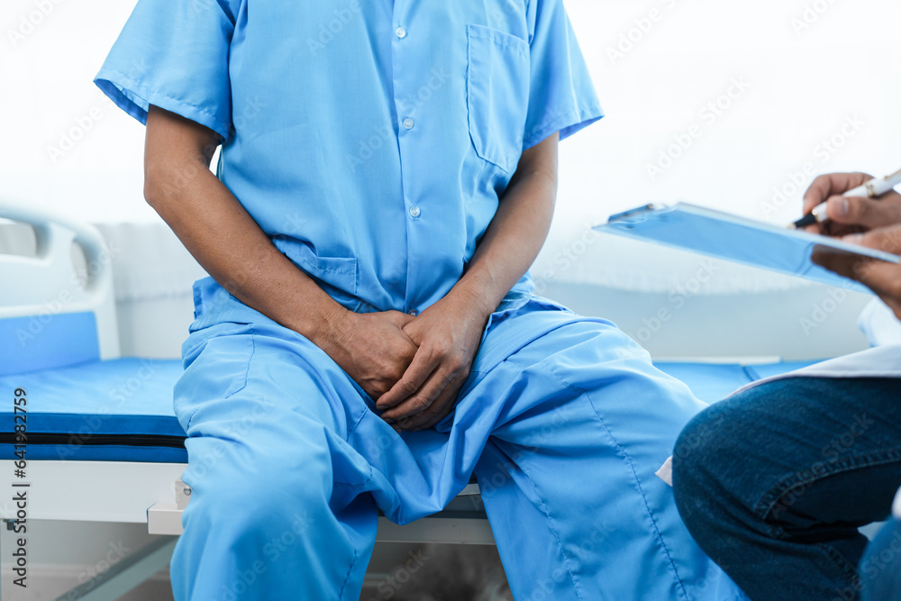 Obraz premium Urinary tract cancer specialists examine patients for prostate cancer. abnormal cells form and grow in the prostate gland. Not all abnormal growths, also called tumors, are cancerous (malignant).