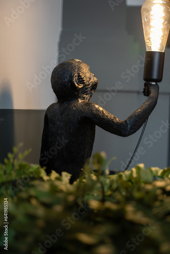 petit singe lampe de dos en cuivre photo