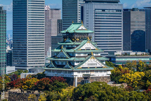 大阪城天守閣と大阪ビジネスパークの高層ビル街（大阪府大阪市）