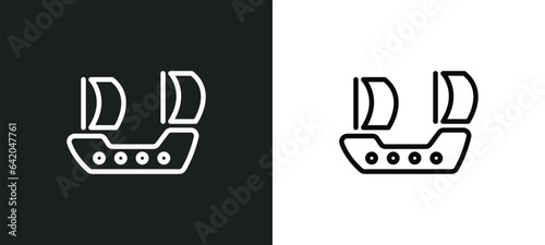 Foto caravel icon isolated in white and black colors