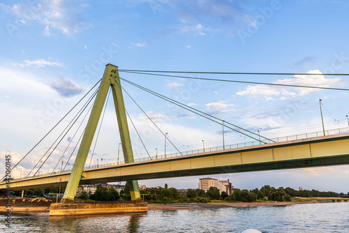 Die Severinsbrücke über den Rhein in Köln
