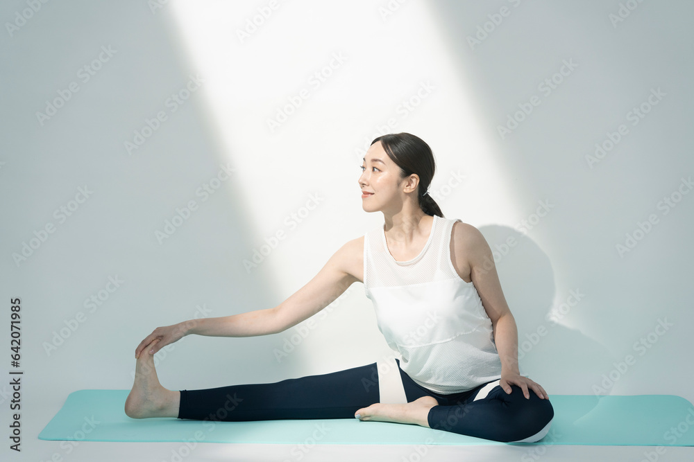 Fototapeta premium トレーニングウェアを着てストレッチをする女性