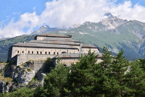 Le Fort Victor-Emmanuel, dominé par la Dent Parrachée (alt 3695 m)