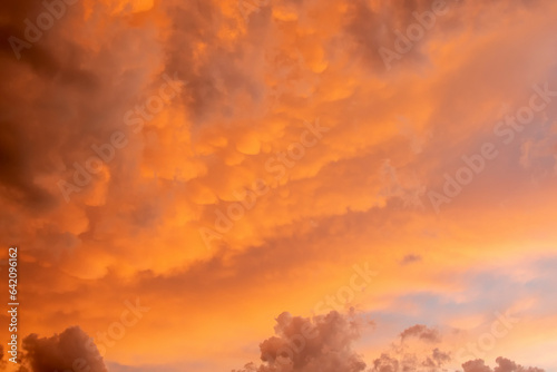 illustration d'un ciel avec des nuages dans les teintes orangé