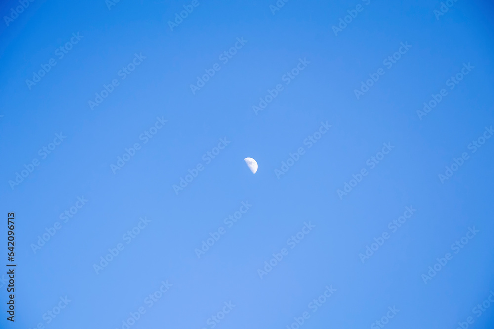 illustration d'un ciel bleu avec un quartier de lune blanc