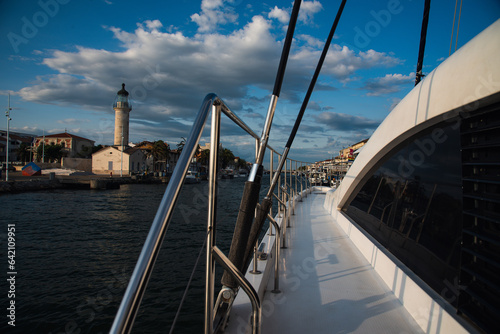 Bateau et phare du Grau du Roi