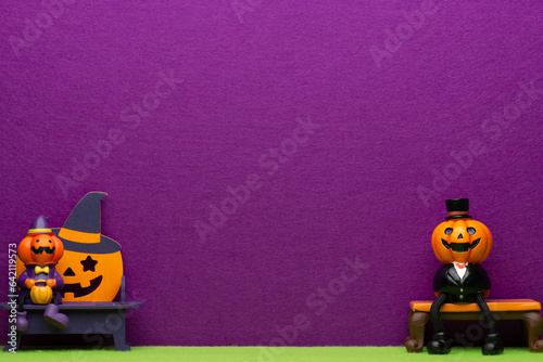 ハロウィンの飾りと紫のフェルトの背景