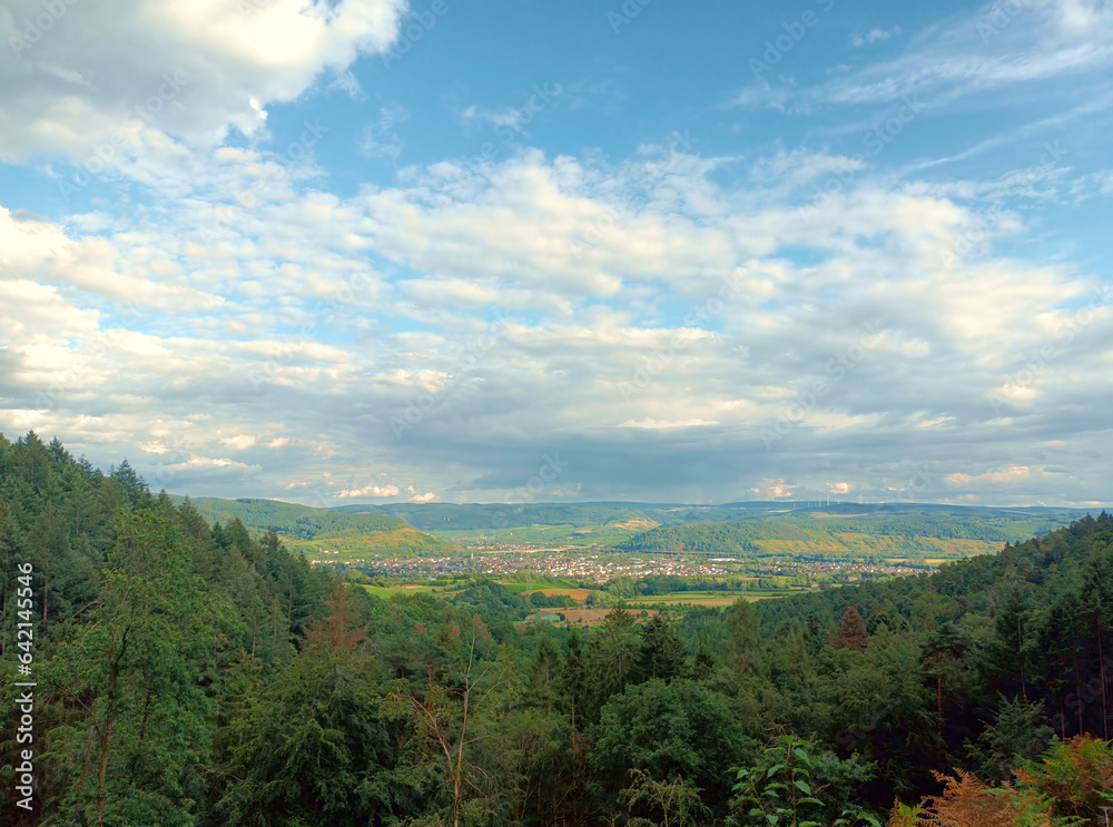 Aussicht vom Aussichtspunkt Meulenwald Moselblick bei Schweich in der Nähe von Trier im Landkreis Trier-Saarburg. Aussicht vom Wanderweg Moselsteig Seitensprung Meulenwald Tour.