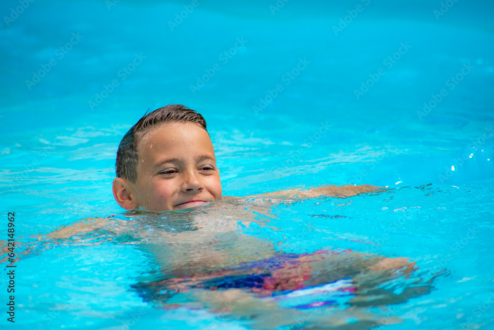 jeune garçon à la piscine