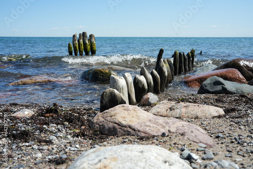 Steine in der Ostsee an der Steilküste von Gedser