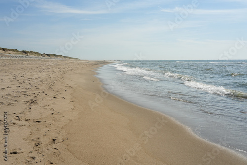 Ein Nachmittag im Sommer an der Nordseeküste am Strand von Dänemark