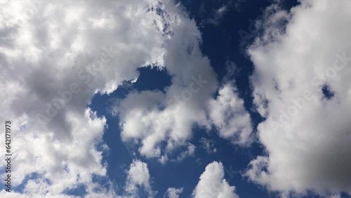 Błękitne niebo z białymi chmurkami, blue sky, timelaps photo