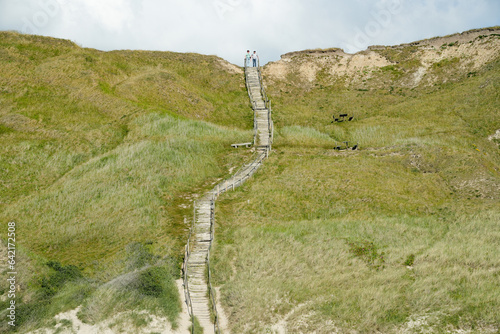 Steiler Holzpfad an der Küste von Jütland in Dänemark an der Nordsee-Küste