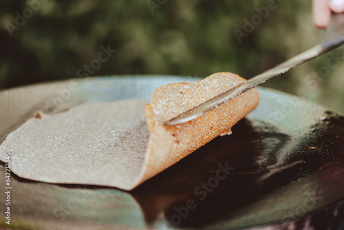 Fotografia breton galette. buckwheat crepe. making buckwheat pancakes.