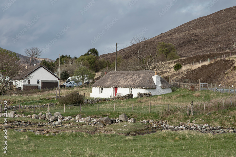 Scottish crofters cottage with a thatched roof - obrazy, fototapety, plakaty 
