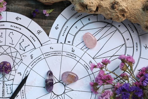 Foto Flat lay composition with zodiac wheels and astrology dices on wooden table