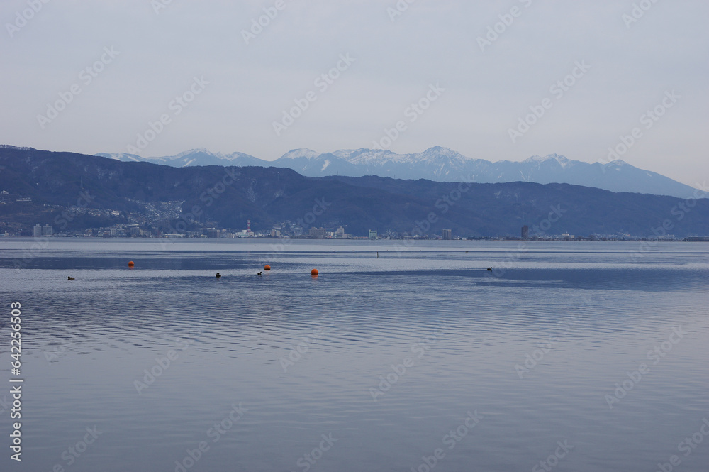 Obraz premium 夕暮れの諏訪湖から冬の八ヶ岳連峰を望む