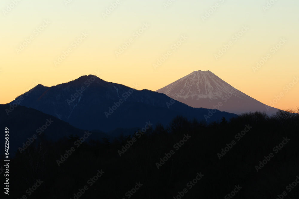 初日の出前のオパール色に染まる富士山と金ヶ岳