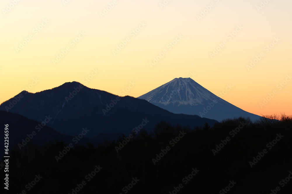 初日の出前の朝焼けの富士山と金ヶ岳