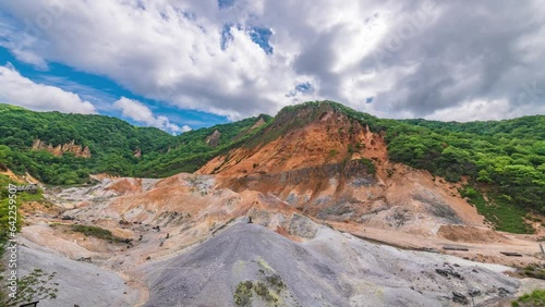 地獄谷温泉と茶色い崖