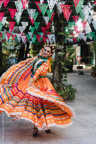 Фотография Latin woman dancer wearing traditional Mexican dress traditional from Guadalajar