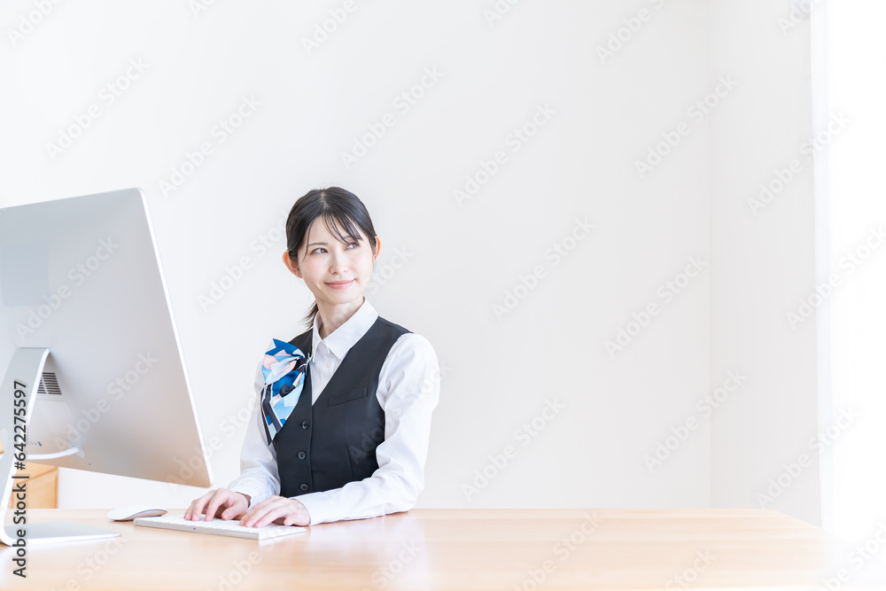 制服を着た日本人女性