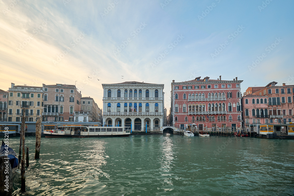 Naklejka premium Colors of Sunrise in Venice: A Walk Through the Most Beautiful Canals