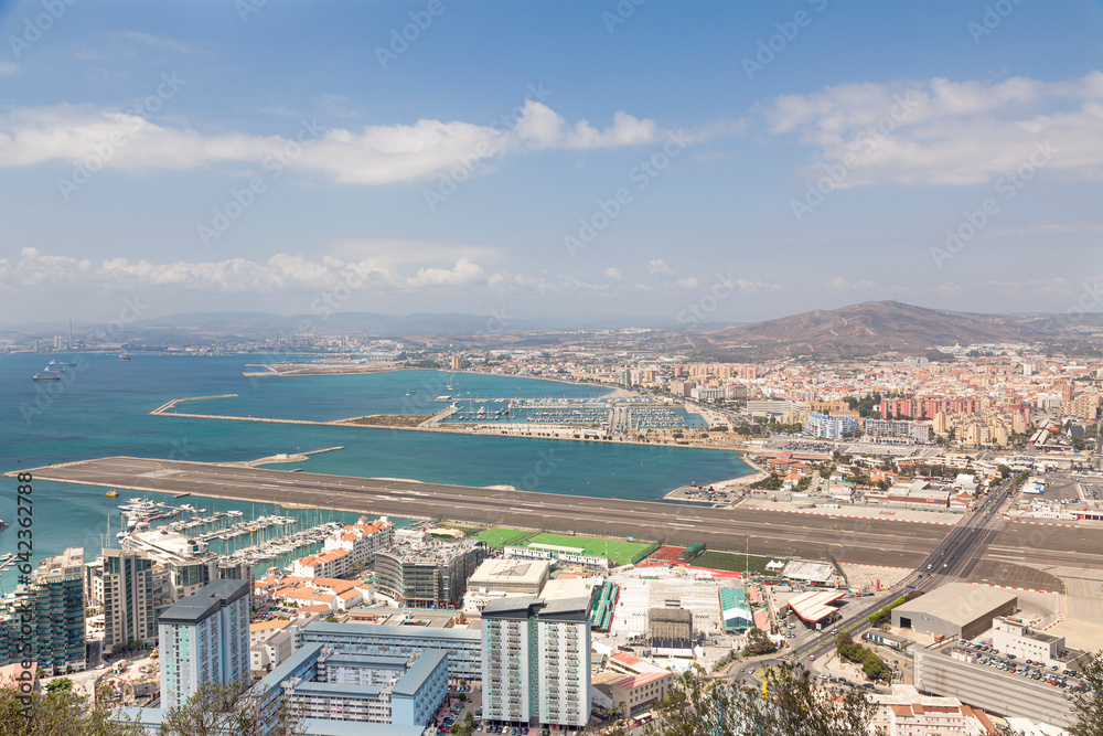 Fototapeta premium Vista aérea de la pista de aterrizaje sobre el mar y del puerto deportivo sobre el estrecho de Gibraltar 