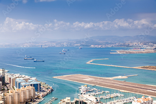 Vista aérea de la pista de aterrizaje sobre el mar y del puerto deportivo sobre el estrecho de Gibraltar 