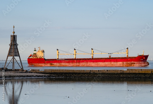 Roter Frachter vor Kugekbake Cuxhaven