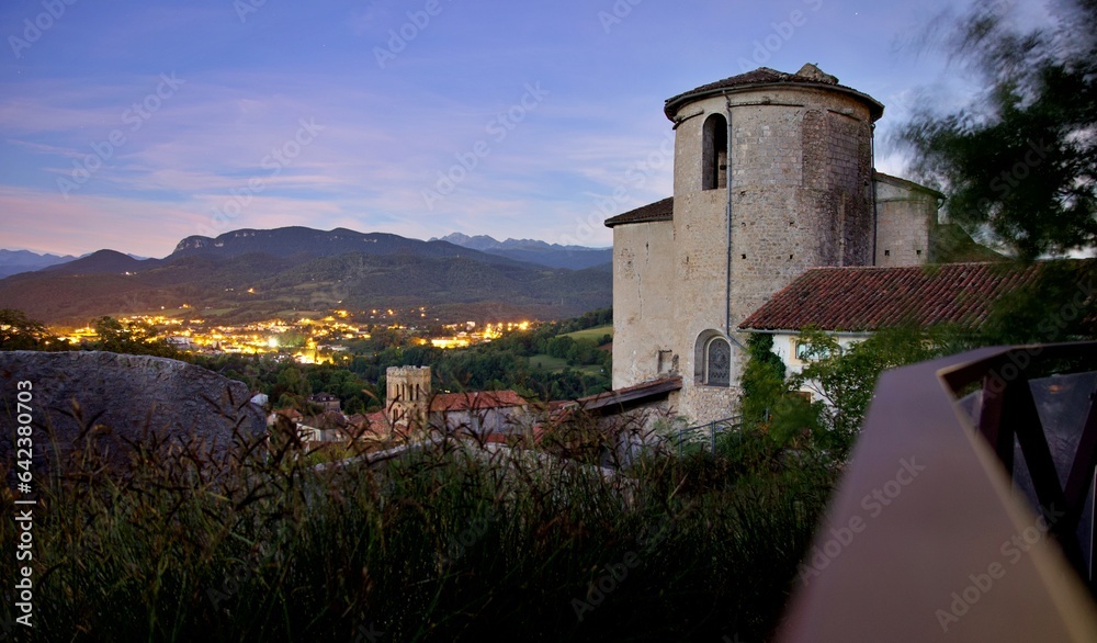 Palais des évêques village Saint Lizier Ariège de nuit