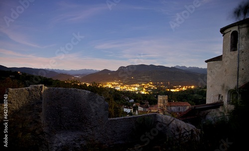 Palais des évêques village Saint Lizier Ariège de nuit