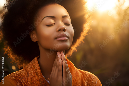 Foto African American woman praying in nature